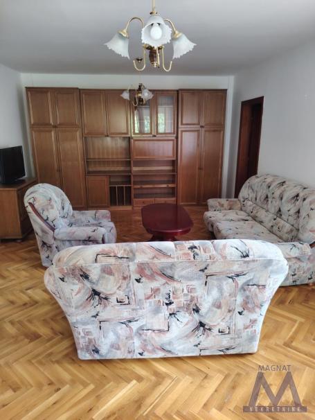 Novi Sad, na Novoj Detelinari odmah useljiv, namešten komforan trosoban stan od 90m2. Nalazi se na d