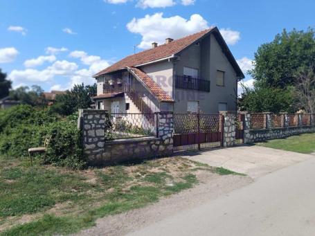 Odlična spratna kuća sa dve etaže!