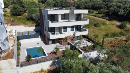 NOVALJA, JAKIŠNICA - Luksuzan stan s bazenom i vrtom, 123m2 