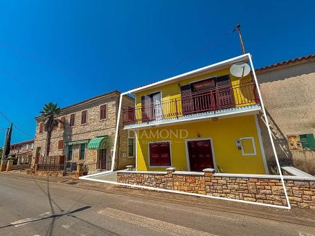 Poreč, Umgebung, Haus mit drei Wohnungen und Büroflächen 200 m vom Meer entfernt!