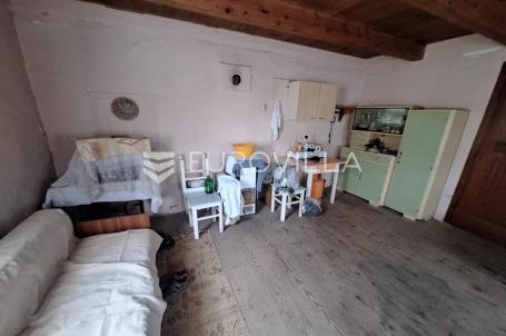 Duga Resa, Dvorjanci, drvena kuća s pomoćnim objektom 100 m², mirna lokacija