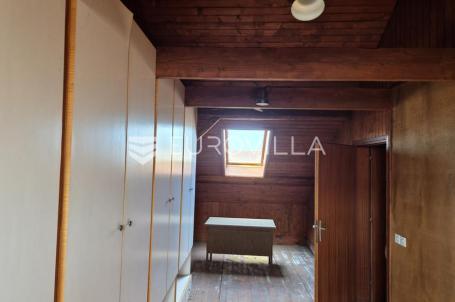 Zagreb, Gornja Dubrava, Trepčanska ulica, dvosoban stan u potkrovlju 45 m²