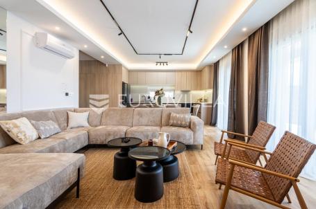 Trogir, Plano, Moderna dizajnerska vila s bazenom