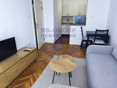 Izdaje se komforan i potpuno namešten dvosoban stan površine 37m²