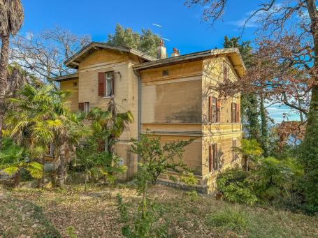OPATIJA, CENTAR - unikatan dvoetažni stan u povijesnoj vili drugi red do mora