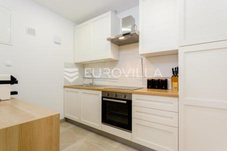 Trogir, novouređena dvojna kuća u neposrednoj blizini centra