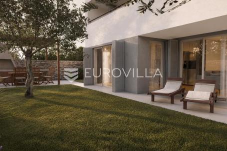 Grad Cres, Centar, luksuzan trosoban stan u prizemlju 126 m², odlična lokacija
