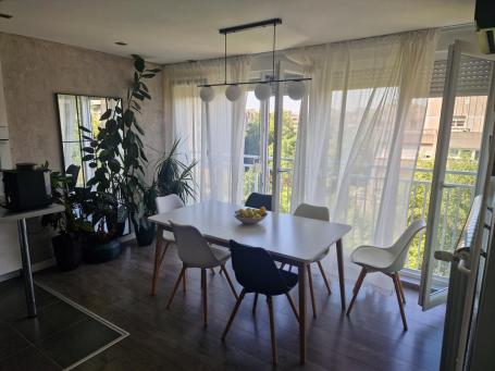 TOP LOKACIJA! Luksuzan, kompletno namešten trosoban stan od 82m² na Limanu – Odmah useljiv!