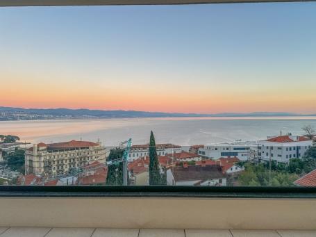OPATIJA, CENTAR - ekskluzivni penthouse s pogledom, bazenom i garažom