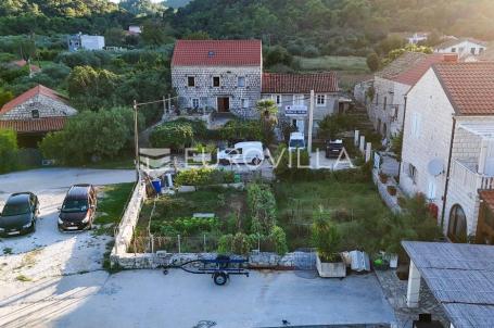 Pelješac, Broce, tradicionalna kamena kuća uz more