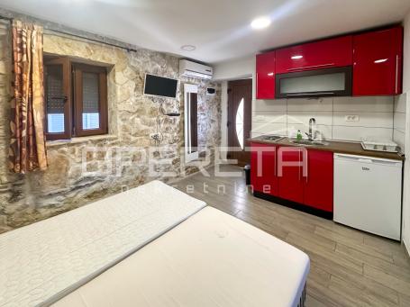 Kuća s dva apartmana u centru Tisna – 50 m od mora