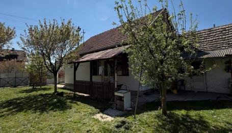 Na prodaju kuća površine 77m² na placu od 1016m² pravilnog oblika!