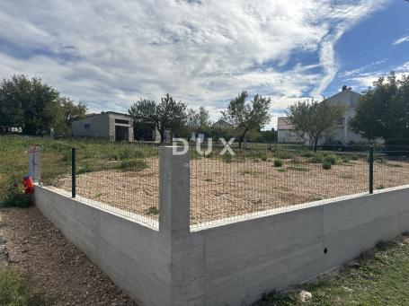 ZADAR, POLIČNIK - Grundstück umgeben von einer Mauer!