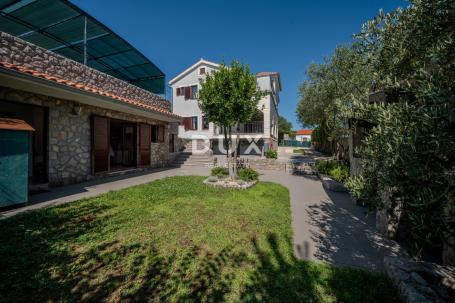 OTOK KRK, GRAD KRK (OKOLICA) - Savršen obiteljski mir: odmah useljiva primorska kuća s velikim teras
