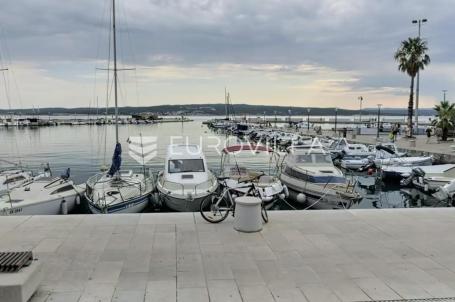 Crikvenica, kuća sa četri apartmana samo 100 m od mora, odlična investicijska prilika