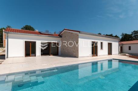 Istra, Majkusi, luksuzna novogradnja s bazenom na parceli od 868 m²