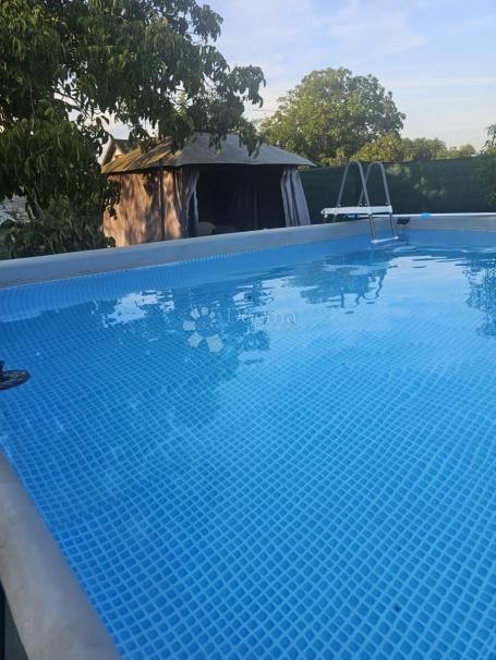 Uređena kuća s bazenom i poslovnim prostorom – odlična lokacija uz jezero!