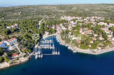 Brač, Milna, jedinstven poslovno stambeni objekt na atraktivnoj lokaciji