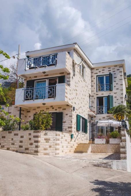 Izdavanje luksuzne vile sa bazenom i panoramskim pogledom na more – Čučuci, Budva- izdavanje na duži