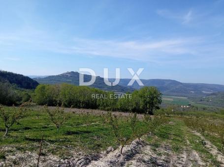 ISTRA, MOTOVUN, OKOLICA - Kompleks građevinskog i poljoprivrednog zemljišta na osami s pogledom na M