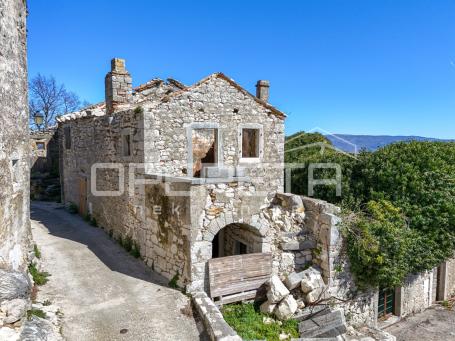 Tri kuće u nizu za renovaciju na izvrsnoj lokaciji s panoramskim pogledom