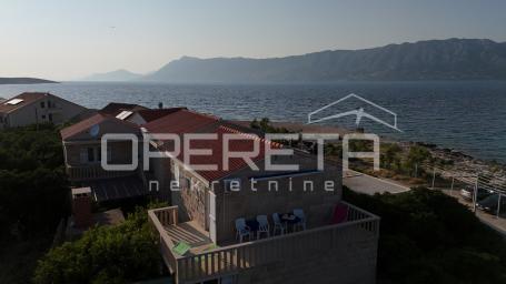*** Povlja, Brač - tradicionalna kamena villa u prvom redu do mora ***