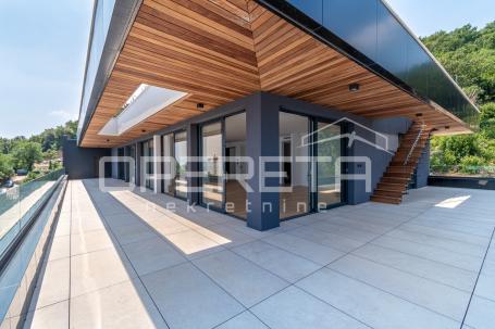 Luksuzni penthouse s privatnim bazenom i krovnom terasom – Opatija, panoramski p
