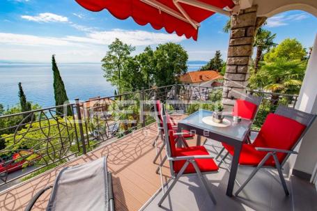 OPATIJA – Prostran stan s pogledom na more, 2. red od mora, 140 m²