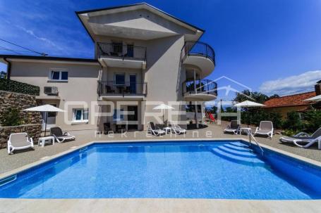 Villa s bazenom i velikim vrtom na Opatijskoj rivijeri – odlična prilika za ulag