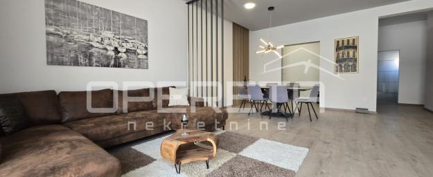 Luksuzni penthouse u Šibeniku s krovnom terasom i jacuzzijem