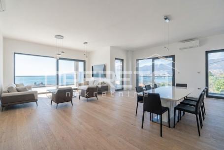 Rijeka – Bivio: Ekskluzivni penthouse s krovnom terasom, privatnim bazenom i pan