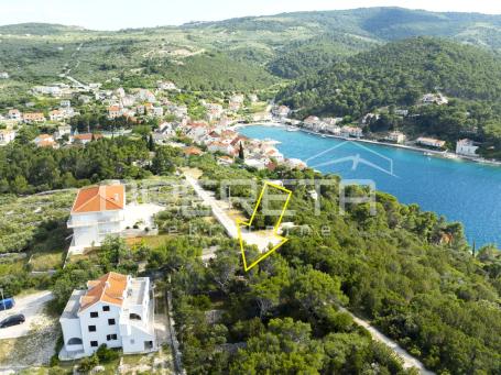 Povlja, Brač, građevinsko zemljište 400 m2 blizu mora
