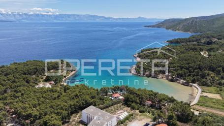 Atraktivno građevinsko zemljište 2.100 m² u Jelsi na Hvaru