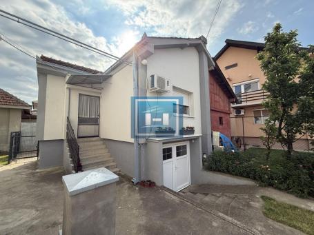 Izdaje se kuća od 42 m² u zajedničkom dvorištu u mirnom delu grada
