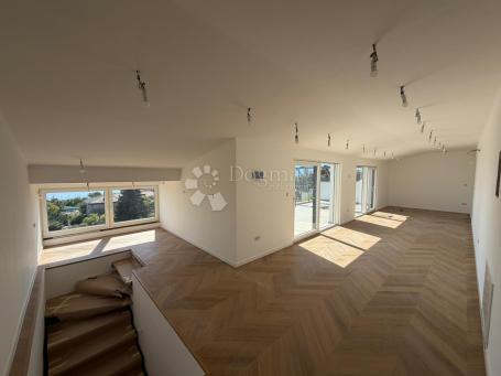 Moderan višeetažni stan 220m² s pogledom na more – Kostrena