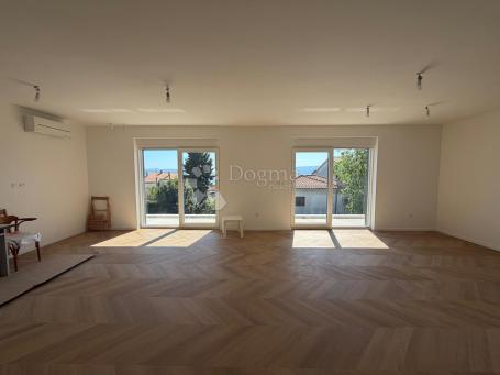 Moderan, izuzetno prostran stan 110m² – Kostrena