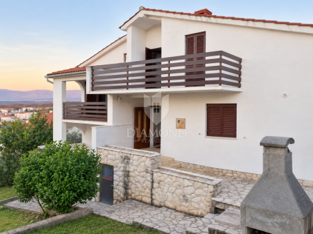 KRK, NJIVICE - OBITELJSKA KUĆA S POGLEDOM