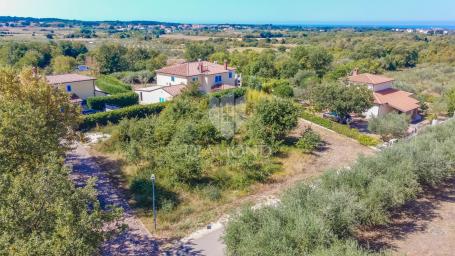 Umag, osunčano zemljište s pogledom na more  nadomak grada!