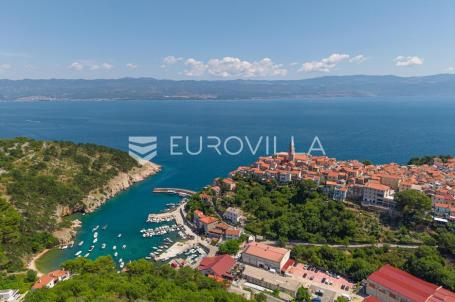 Otok Krk, Vrbnik, moderan stan s pogledom na more, dodatnim studio prostorom i okućnicom