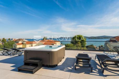 Zadar, Sveti Filip i Jakov, luksuzni dvoetažni penthouse s jacuzzijem, 2. red do mora
