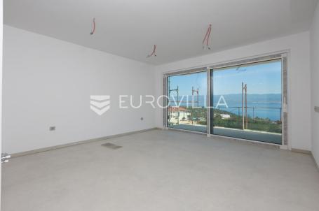 Otok Krk, Vrbnik, moderan stan s pogledom na more, dodatnim studio prostorom i okućnicom