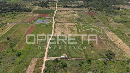 Atraktivno poljoprivredno zemljište s vinogradom na Hvaru