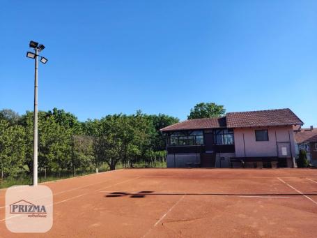 U ponudi objekat sa sportskim terenima