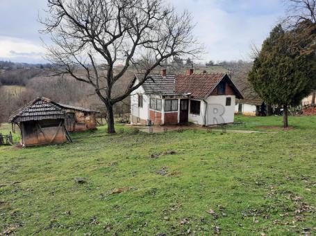 Kuća u Kniću, korisna površina 50 m2, pomoćni objekti,  plac površine 3904 m2
