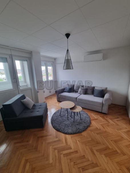 Izdaje se odličan stan na Bulevaru Nemanjića, 48m2