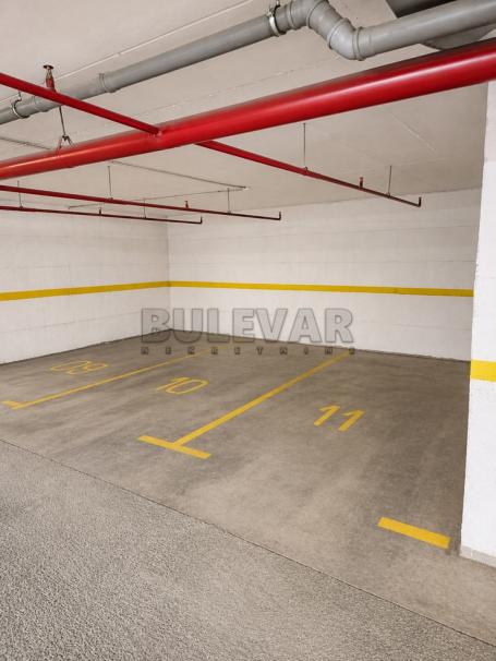 Izdaje se garažno mesto na Paliluli, 12m2