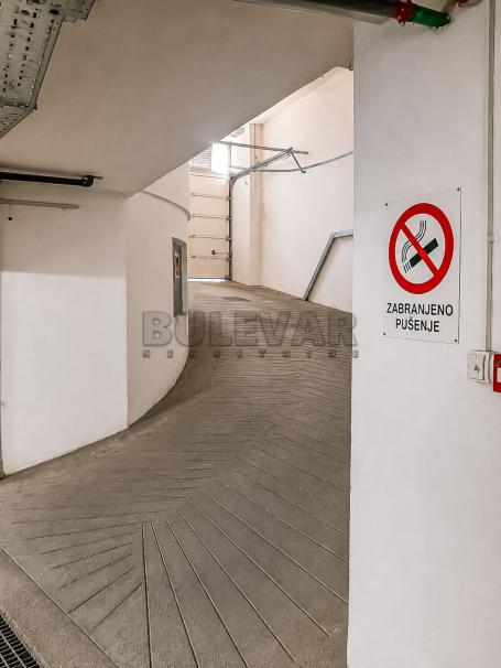Izdaje se garažno mesto u centru grada