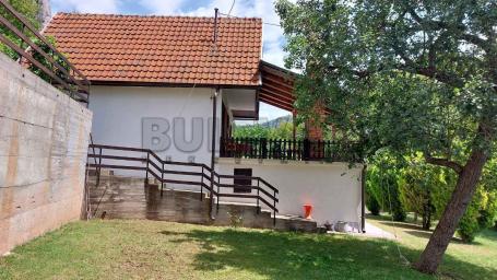 Prelepa kuća u vikend naselju Sićevo, 80m2, 1340m2 uređen plac