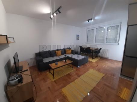 Izdaje se 1.5 lux stan, centar - Crveni Pevac, sa garažnim mestom