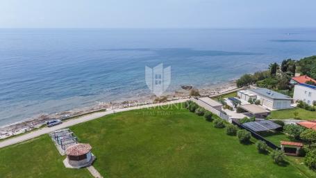 Umag, okolica,  prekrasno zemljište 50 koraka od plaže!